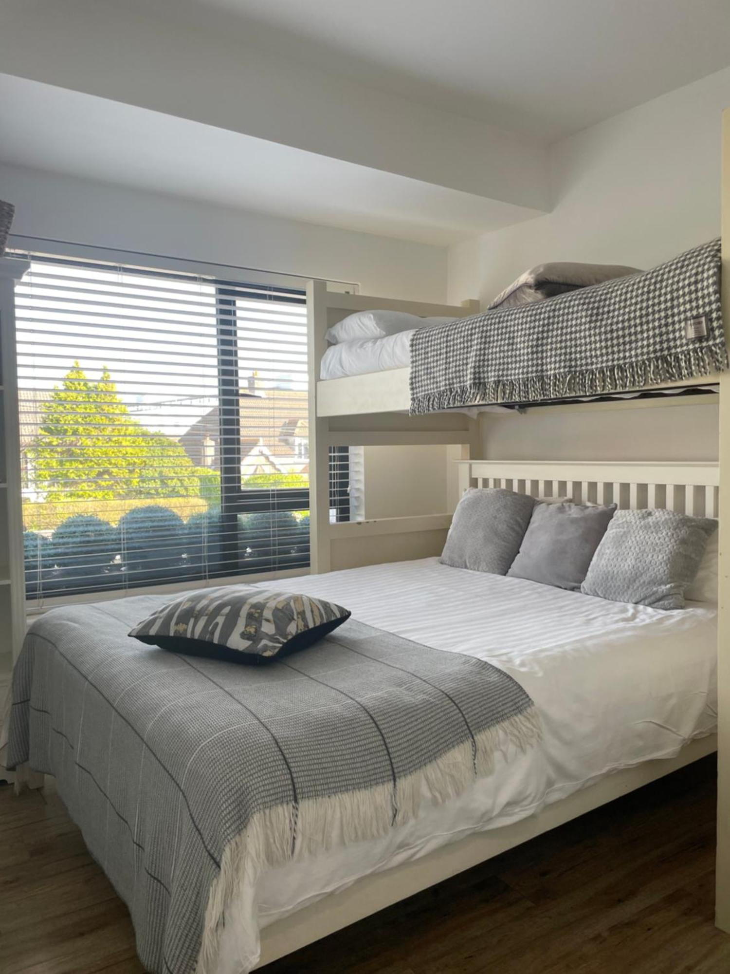 Mocha Newcastle Bed & Breakfast Голуей Екстериор снимка