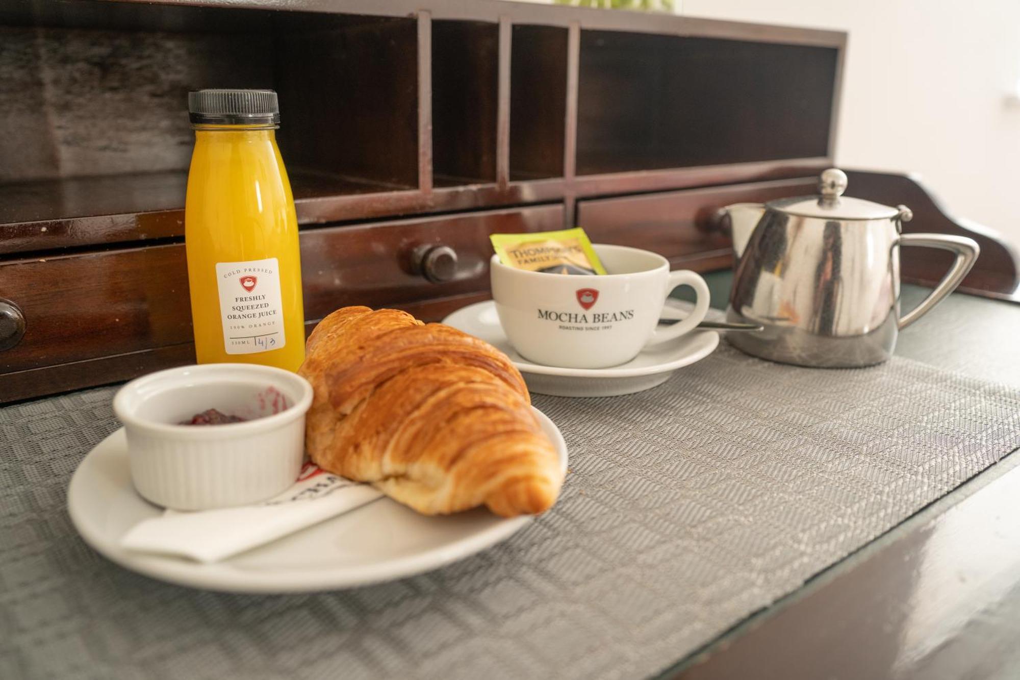 Mocha Newcastle Bed & Breakfast Голуей Екстериор снимка