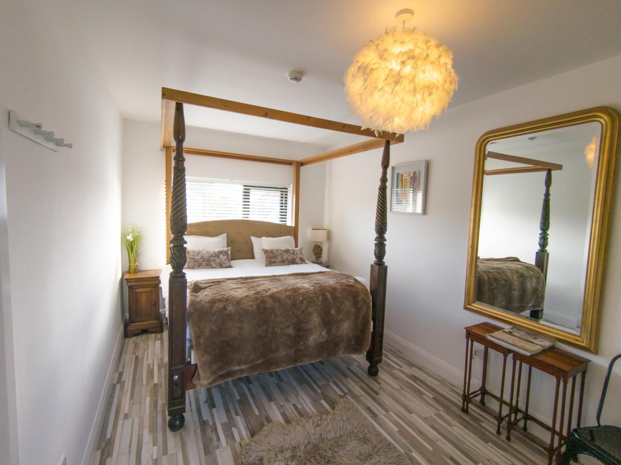 Mocha Newcastle Bed & Breakfast Голуей Екстериор снимка