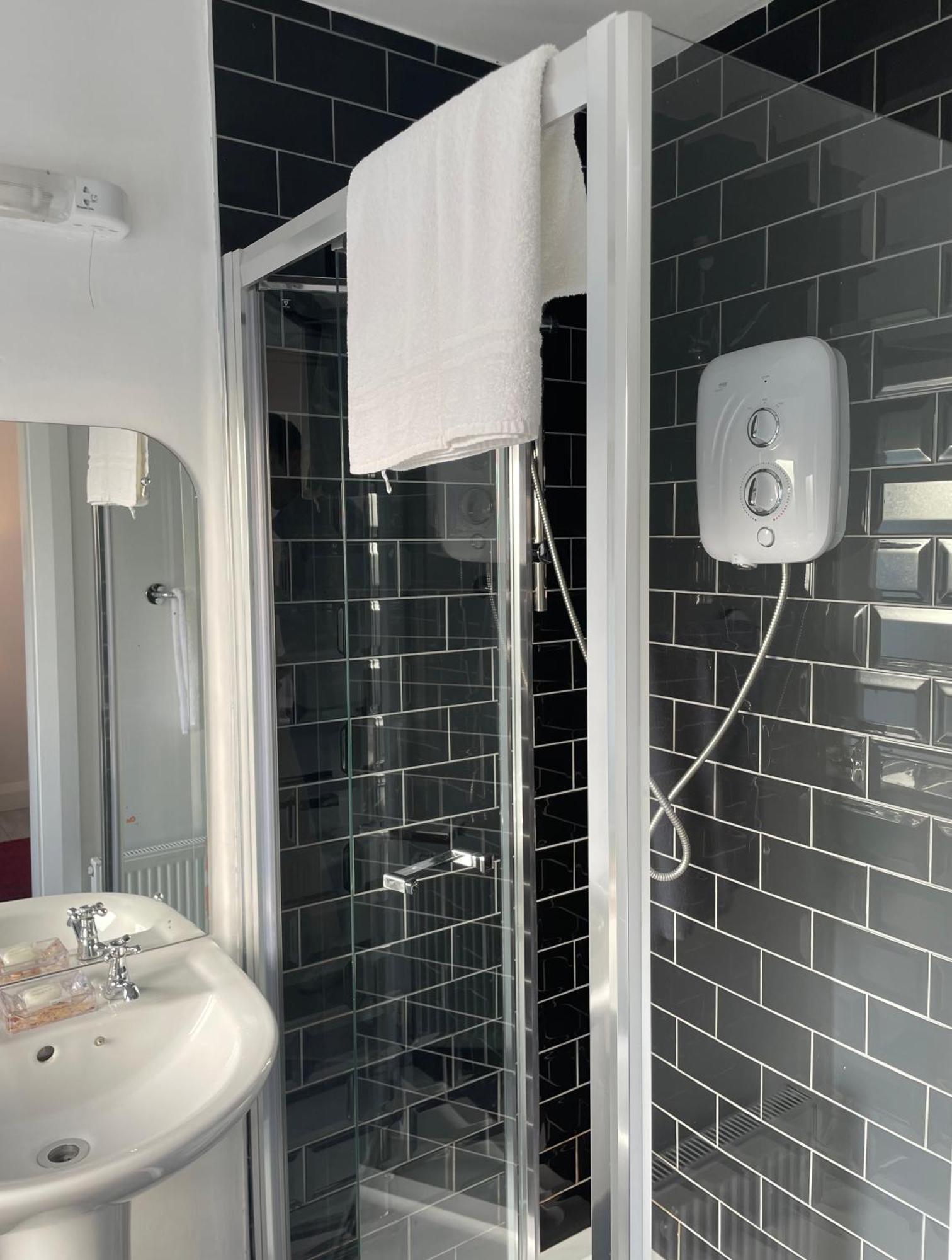 Mocha Newcastle Bed & Breakfast Голуей Екстериор снимка