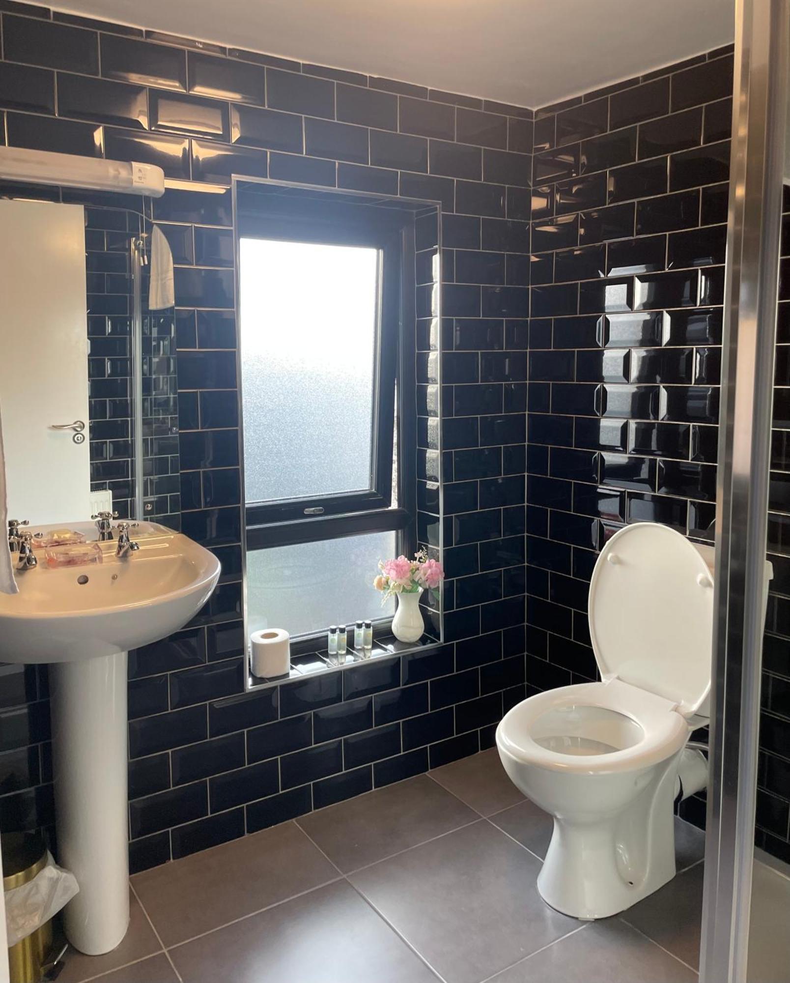 Mocha Newcastle Bed & Breakfast Голуей Екстериор снимка