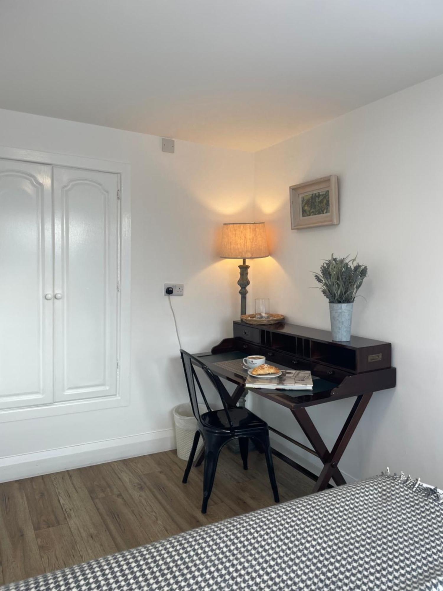 Mocha Newcastle Bed & Breakfast Голуей Екстериор снимка