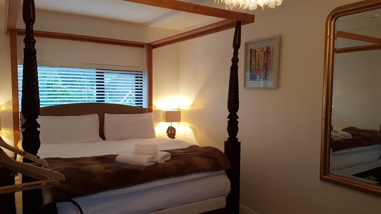 Mocha Newcastle Bed & Breakfast Голуей Екстериор снимка