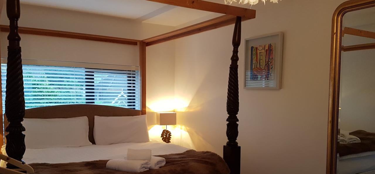 Mocha Newcastle Bed & Breakfast Голуей Екстериор снимка